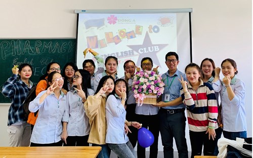 Ra mắt CLB tiếng Anh khoa Dược